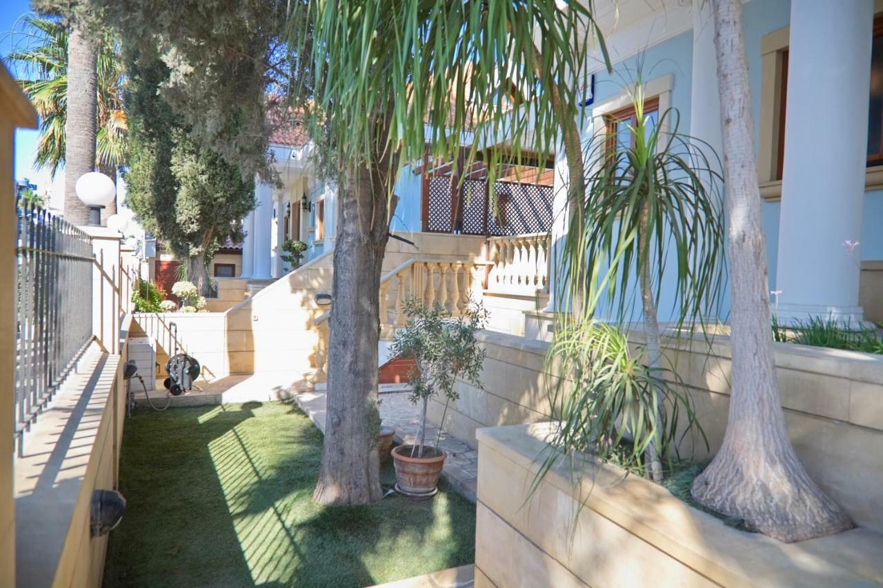 Limassol Beachfront Holiday Villa エクステリア 写真