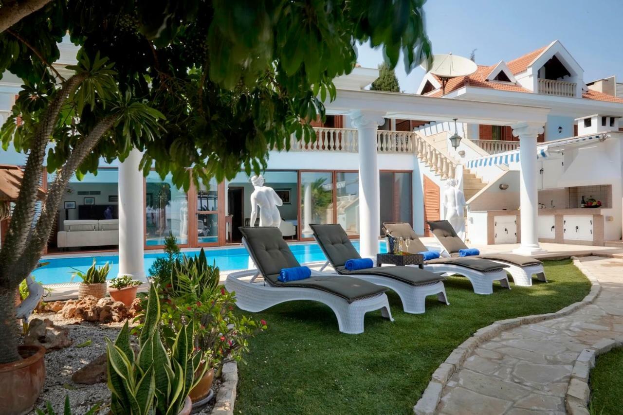 Limassol Beachfront Holiday Villa エクステリア 写真