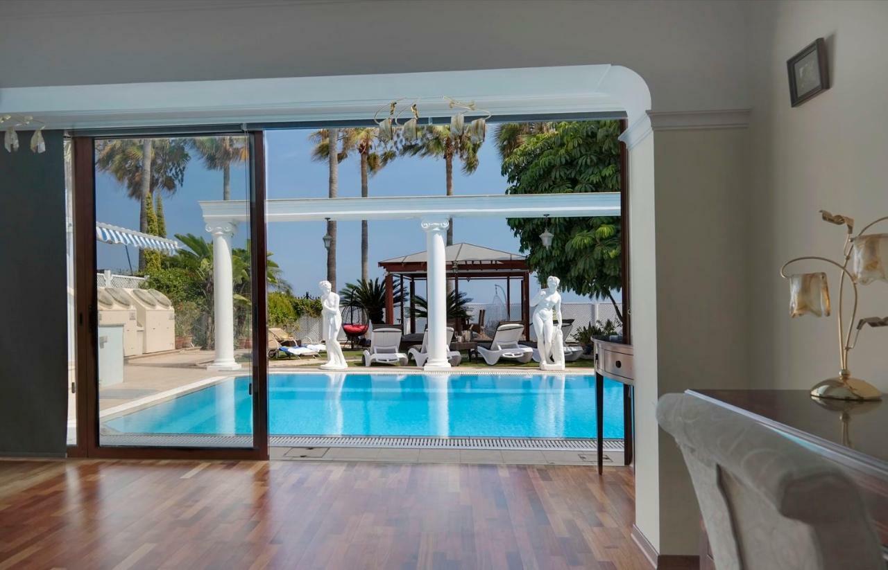 Limassol Beachfront Holiday Villa エクステリア 写真
